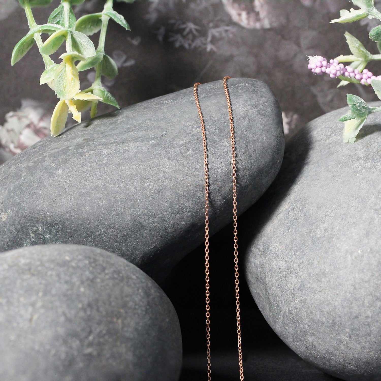 Rose gold diamond cut cable link chain (0.87 mm) showcasing modern elegance and luxurious craftsmanship.