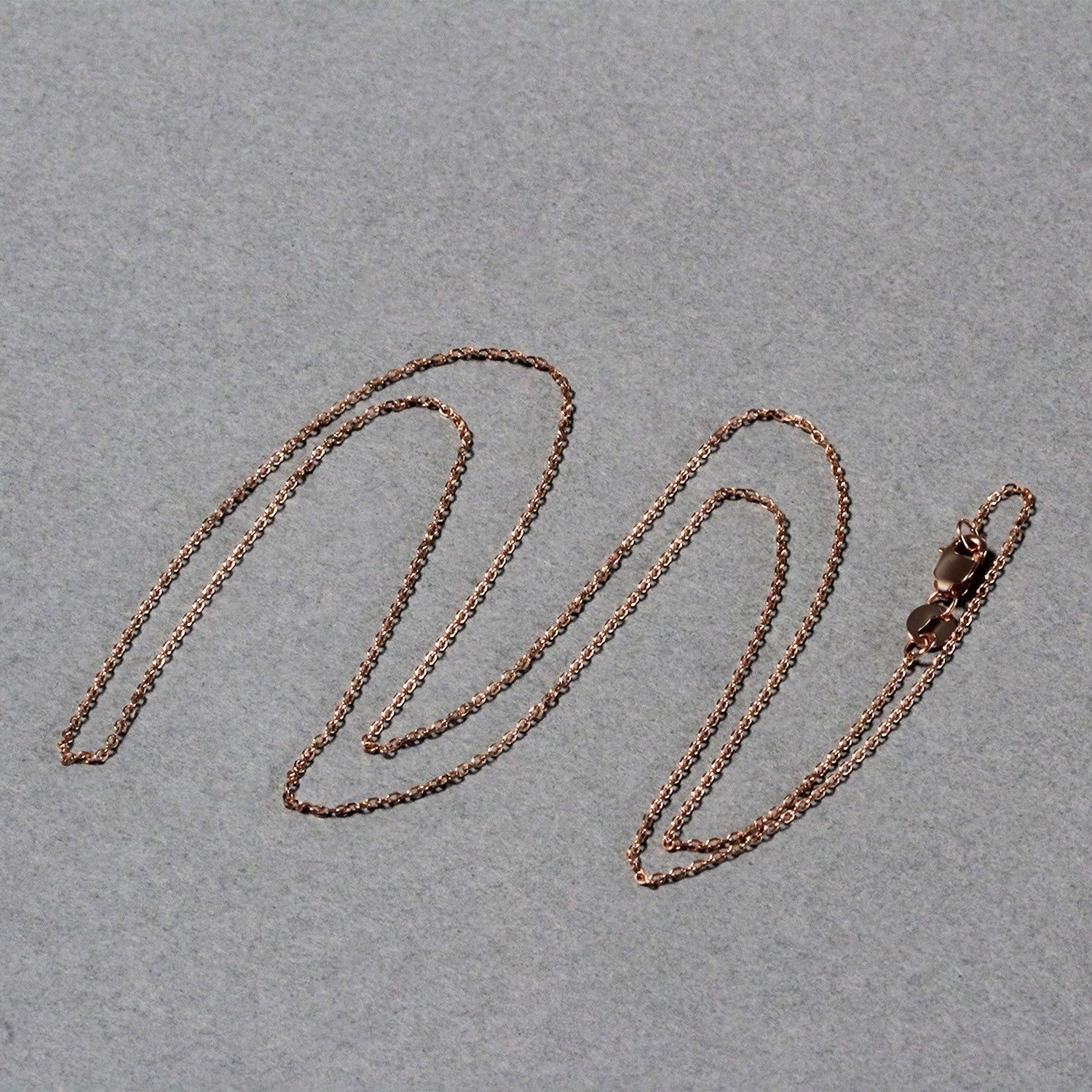 Rose gold diamond cut cable link chain (0.87 mm) featuring modern design and exquisite craftsmanship.