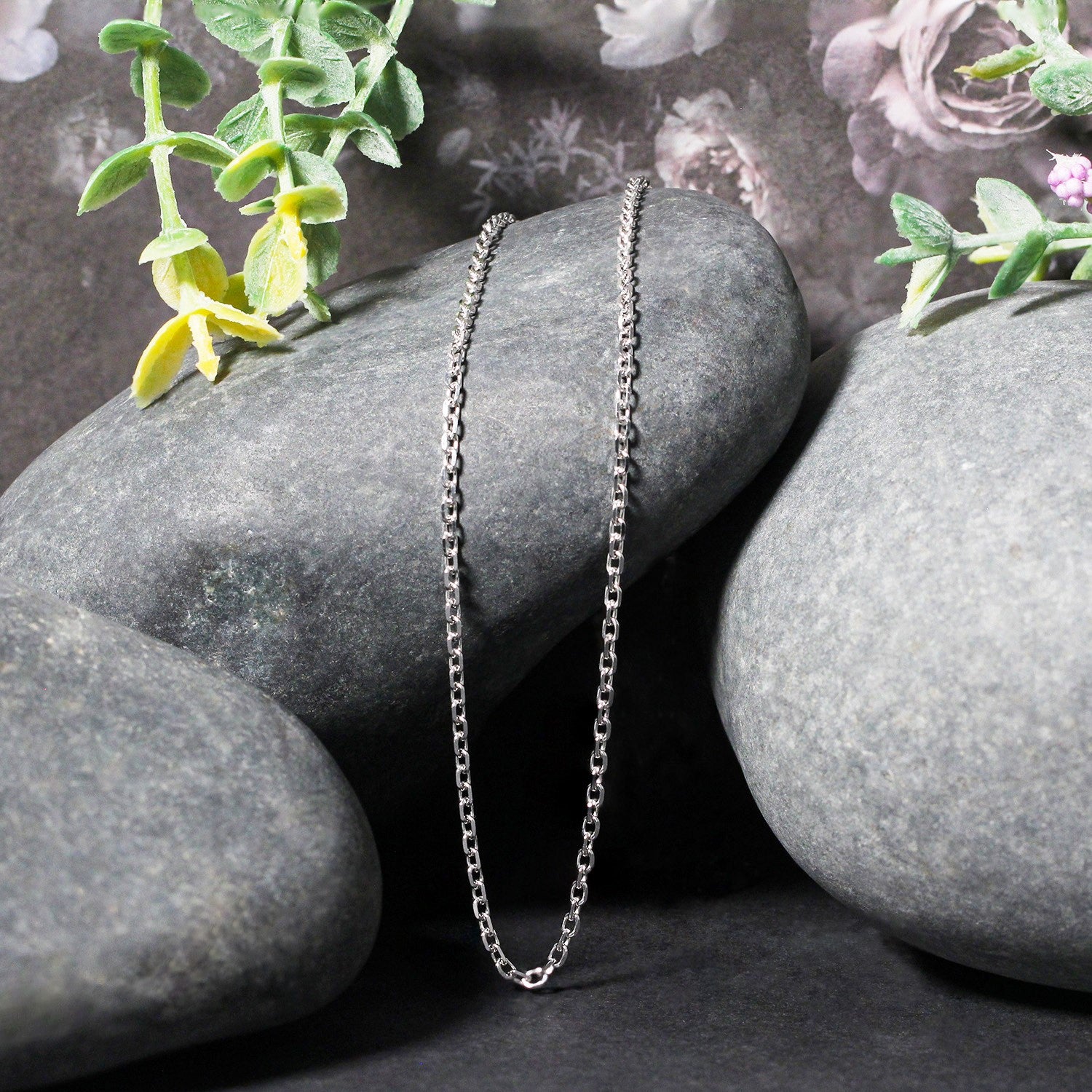 Elegant 18k white gold diamond cut cable link chain, featuring refined links for a luxurious touch.