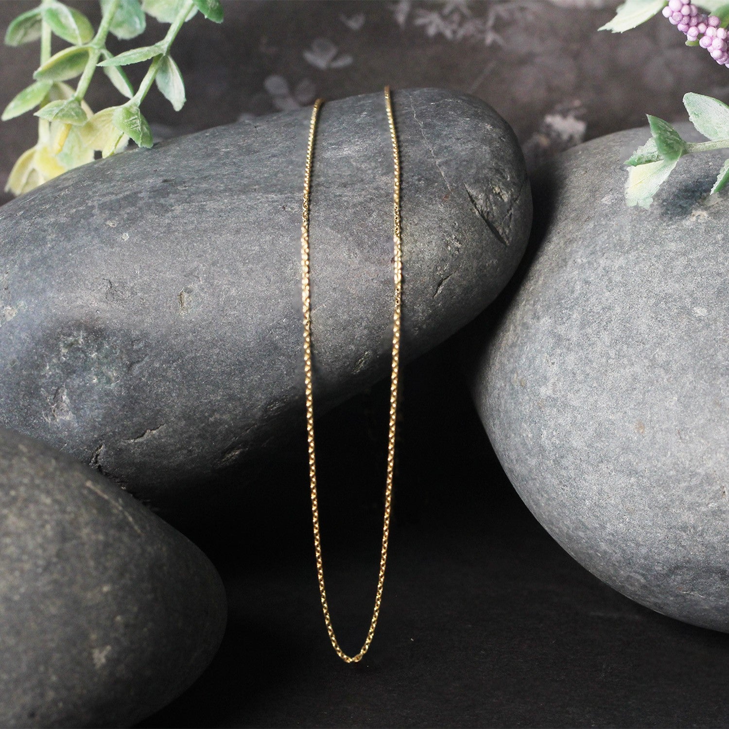 Elegant 18k yellow gold round cable link chain, showcasing refined craftsmanship and timeless design.