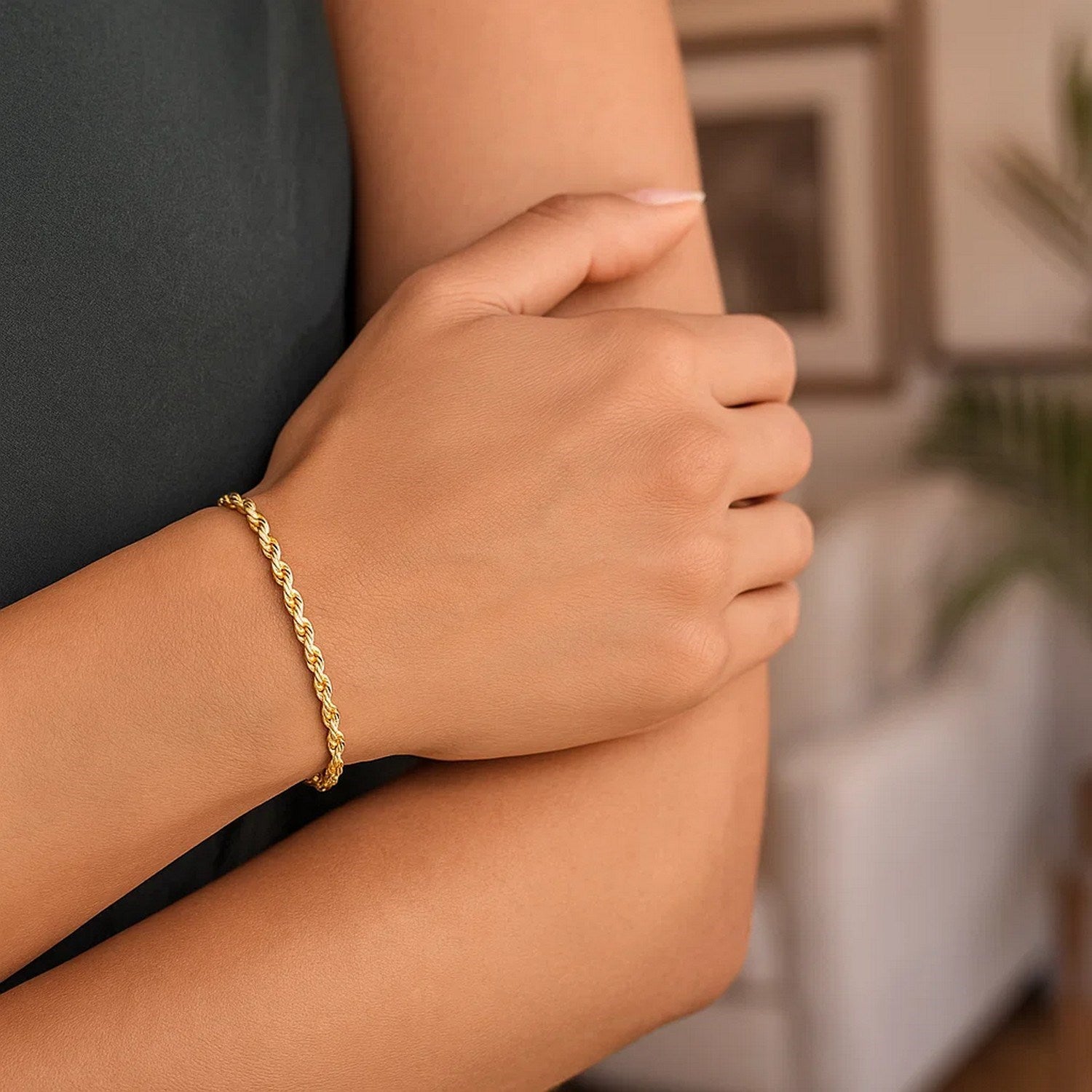 10k yellow gold solid diamond cut rope bracelet featuring a contemporary design and exquisite chain detail.