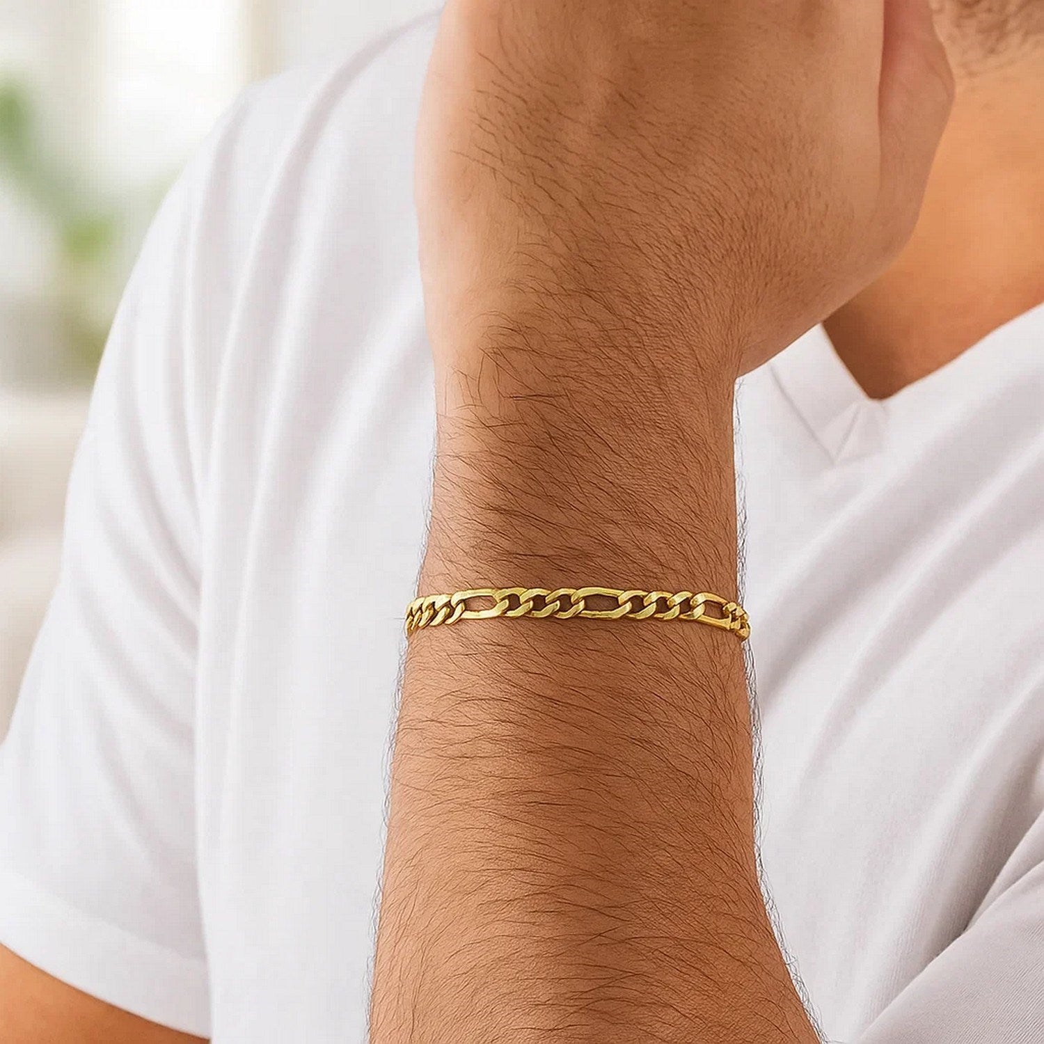 Contemporary 10k yellow gold Figaro bracelet featuring elegant chain links, perfect for luxury jewelry enthusiasts.