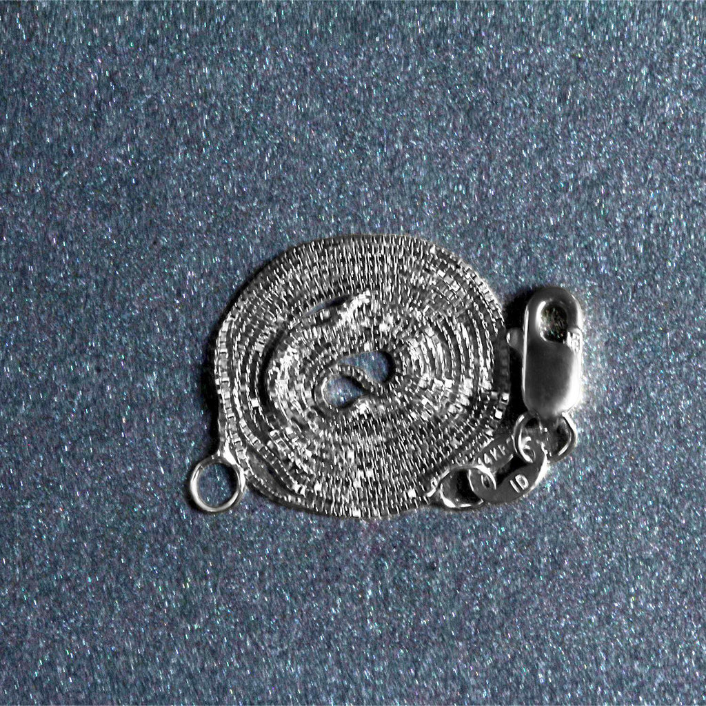 14k white gold classic box chain, 0.45 mm, featuring a sleek round design for timeless elegance.