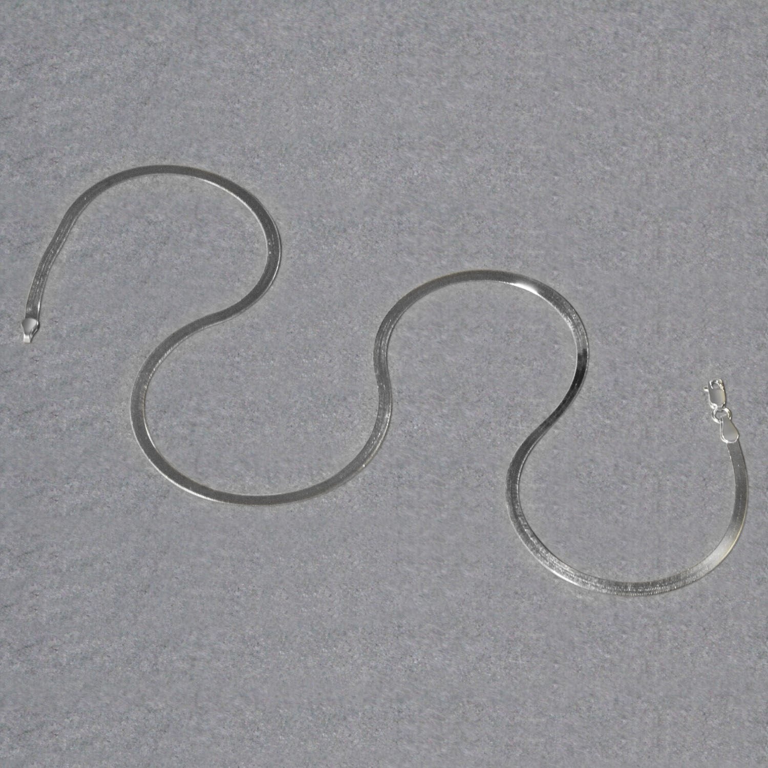 14k white gold super flex herringbone chain, 2.80 mm, showcasing a classic, elegant design for luxury jewelry lovers.