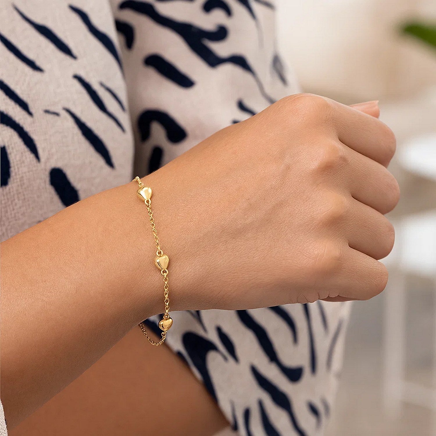 14k yellow gold rolo chain bracelet featuring elegant puffed heart stations for a classic, luxurious touch.