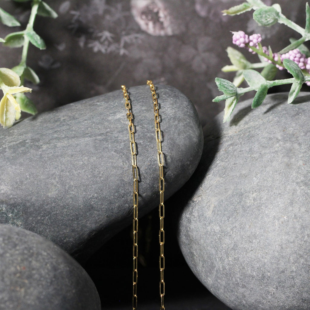 18K yellow gold fine paperclip chain, modern design, featuring sleek round links for a luxurious touch.