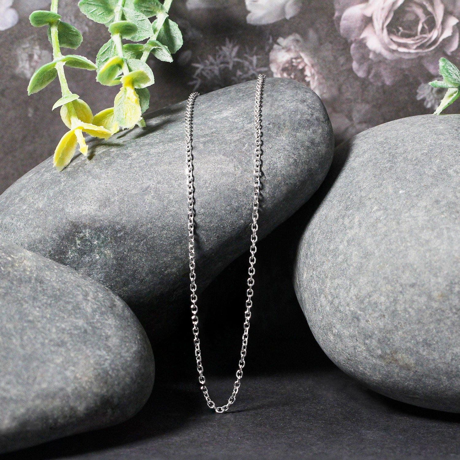 Elegant 18k white gold diamond cut cable link chain, featuring a refined design and exquisite craftsmanship.