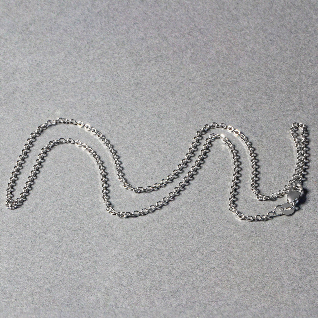 Elegant 18k white gold diamond cut cable link chain, 1.40 mm, showcasing refined round links for a luxurious touch.