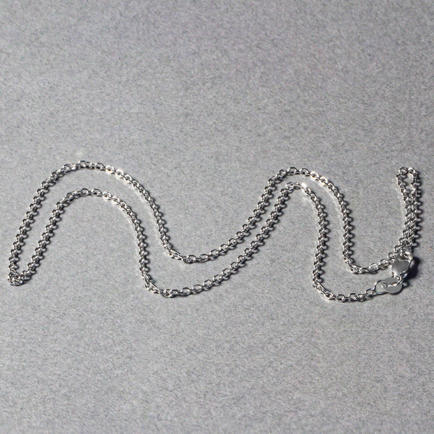 Elegant 18k white gold diamond cut cable link chain, 1.40 mm, showcasing refined round links for a luxurious touch.