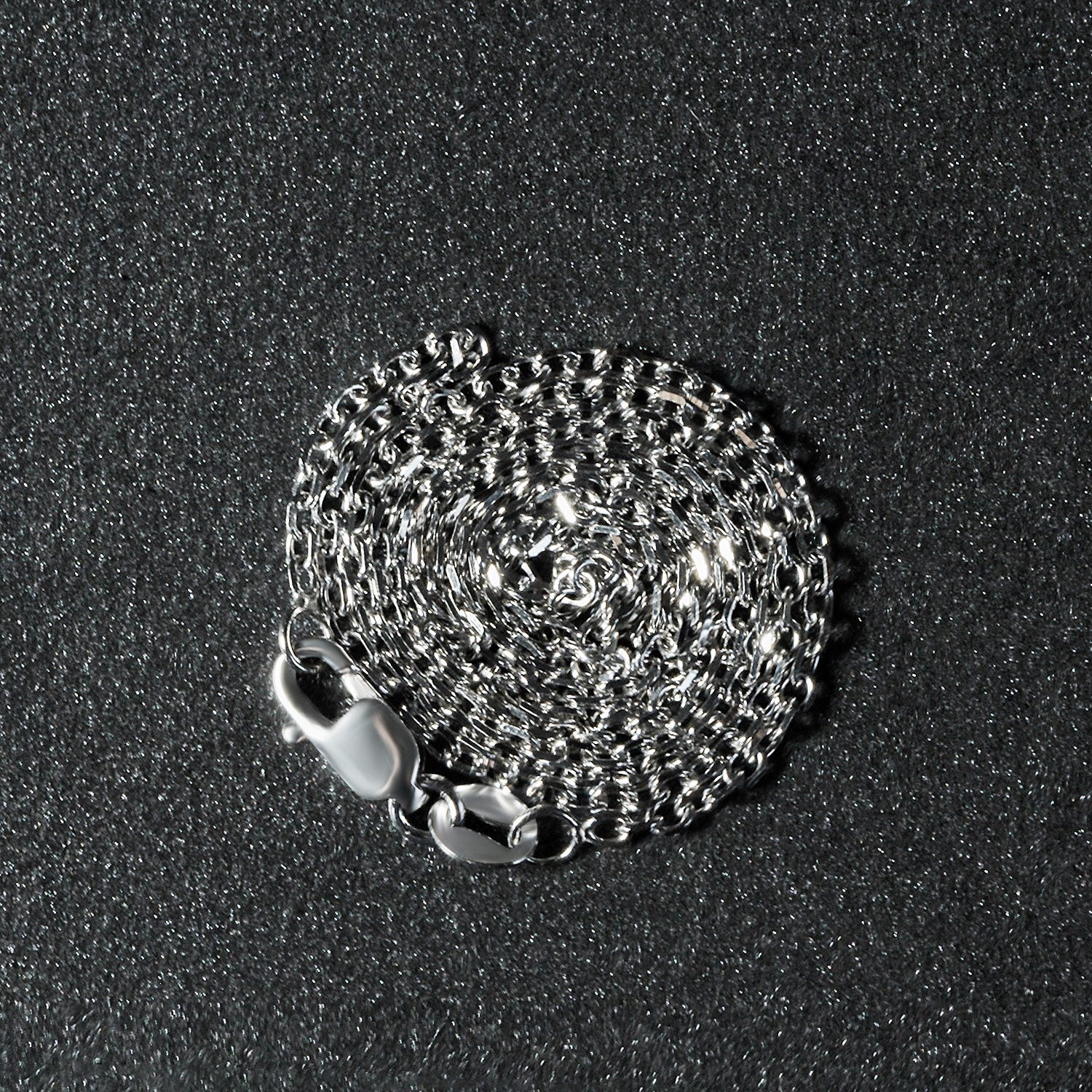 Elegant 18k white gold diamond cut cable link chain, 1.40 mm, showcasing luxurious round links and refined craftsmanship.