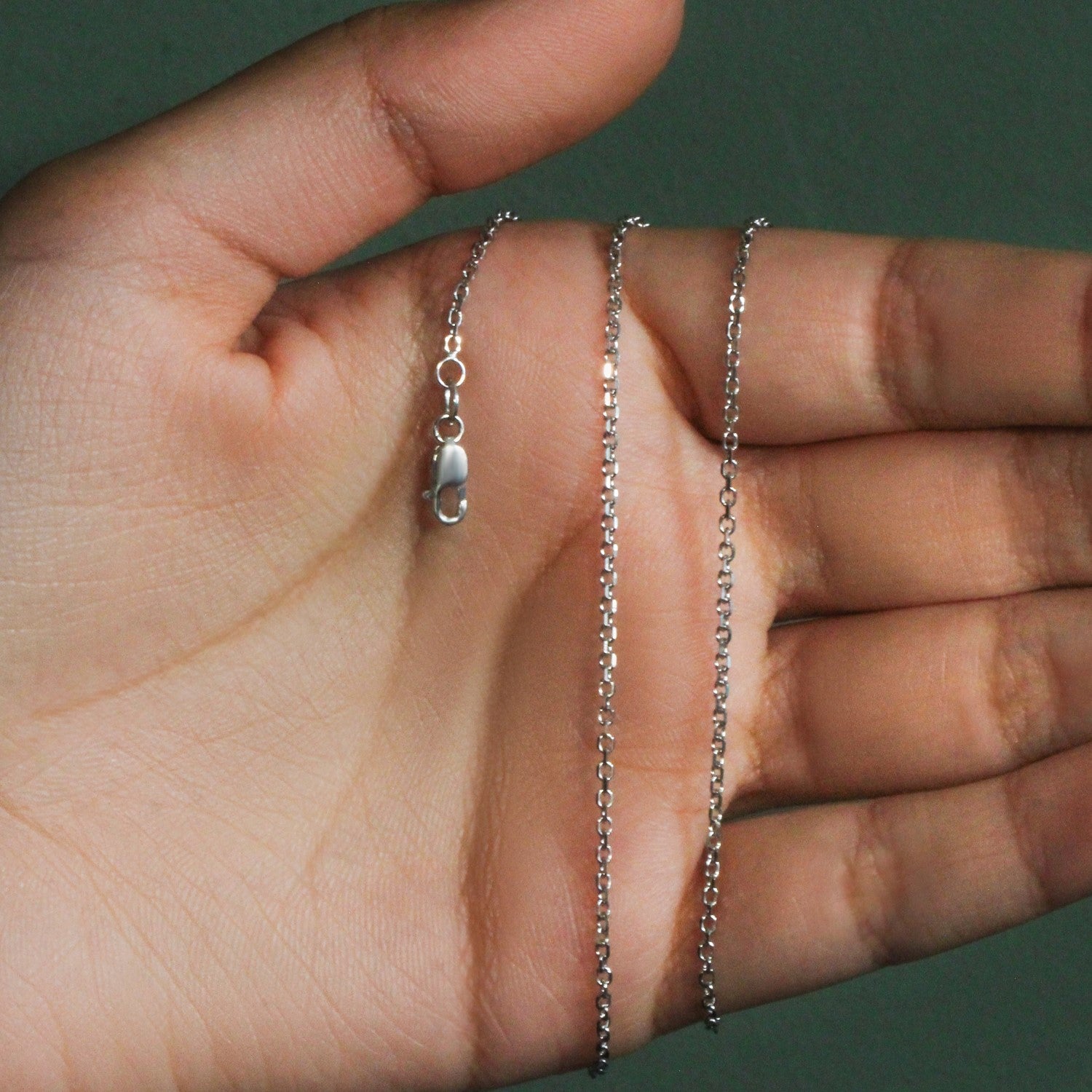 Elegant 18k white gold diamond cut cable link chain, 1.40 mm, showcasing luxurious round links and refined craftsmanship.