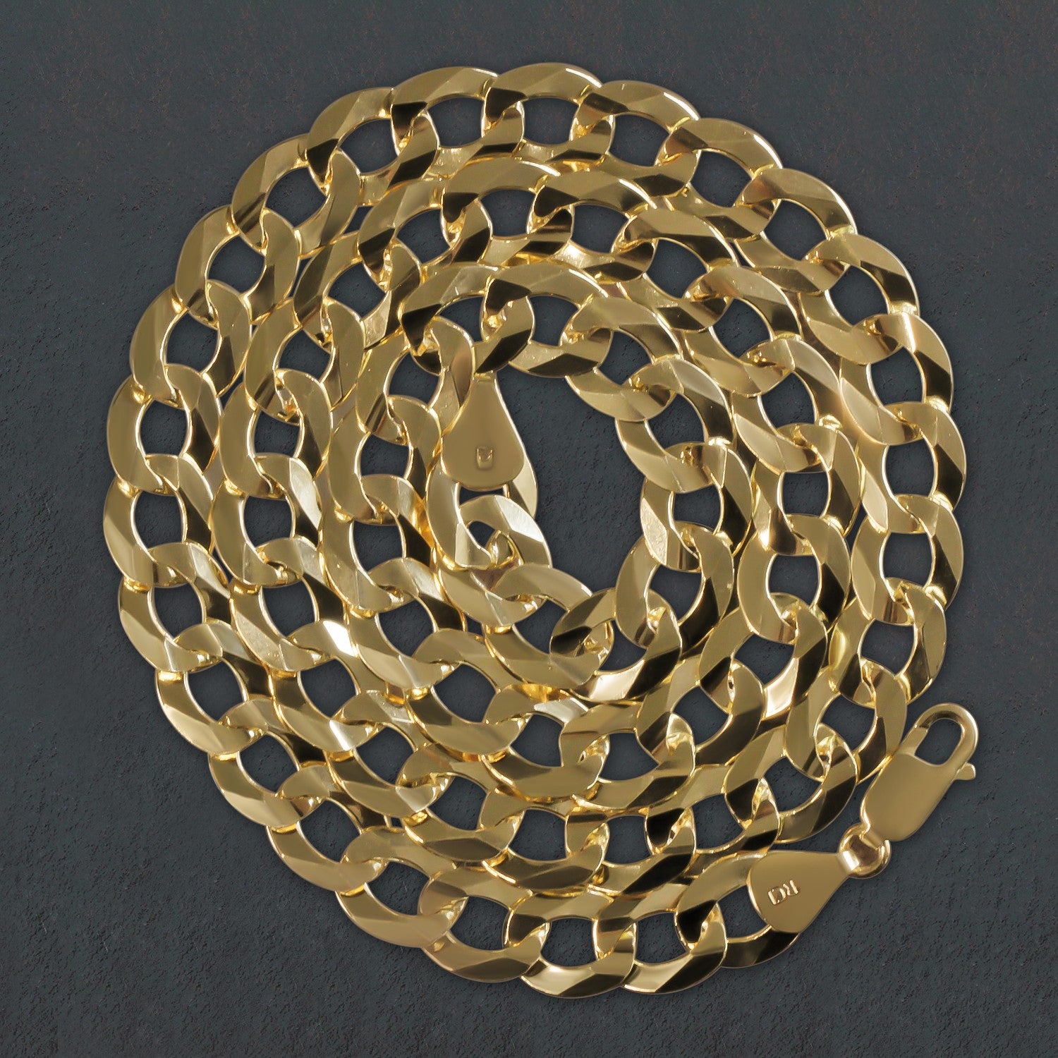 Solid curb chain in modern design, crafted from 14k yellow gold, featuring elegant links and a luxurious finish.