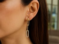 Серьги-подвески из жёлтого золота 14k с цепочкой в виде скрепки и бриллиантами
