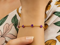 Браслет с розовыми сапфирами в станции из жёлтого золота 14K