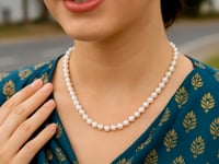 Necklace in 14-karat yellow gold with white cultured freshwater pearls (6.0 mm to 6.5 mm)